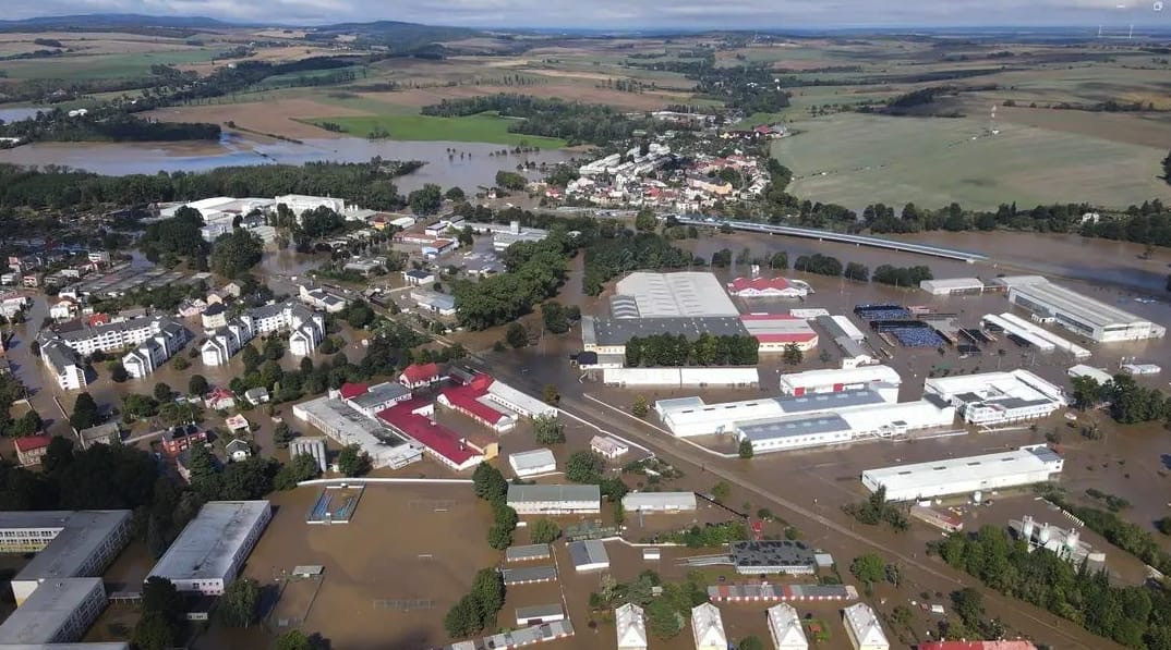 Ničivá povodeň zasáhla Kofolu. Rodinná nápojářská firma byla připravena na všech svých lokacích, divoká voda uštědřila šrámy zvláště Krnovu